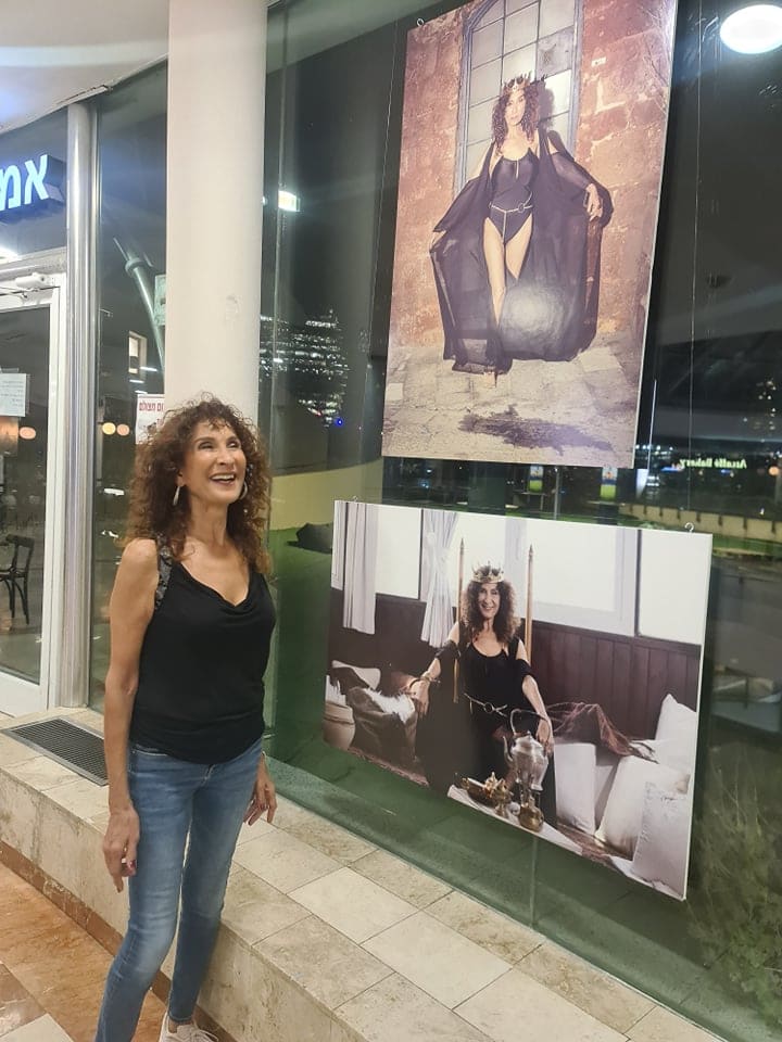 אביבה אבידן לצד התמונות בתערוכה | יח"צ