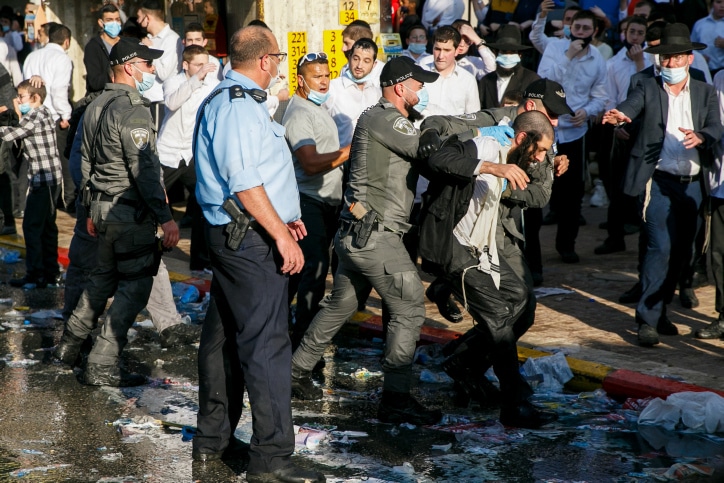 שוטרים מעכבים את אחד המפגינים באשדוד, היום