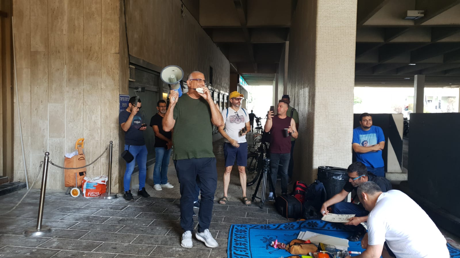 לירן עצמור בהפגנה מול משרד התקשורת