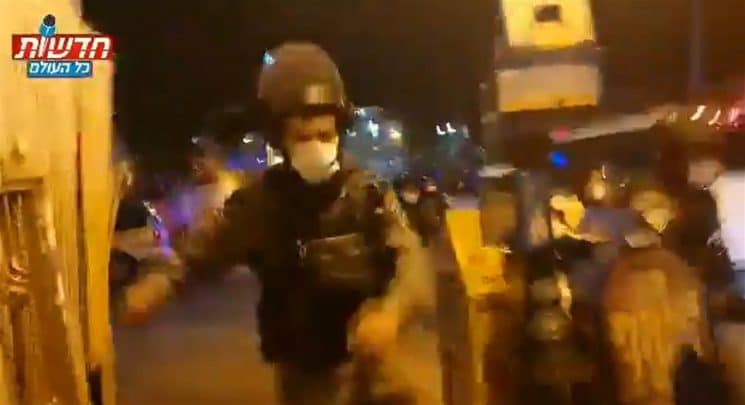 מתוך הווידאו שצלם העיתונאי איתמר כהן ומתעד את תקיפתו בידי המשטרה