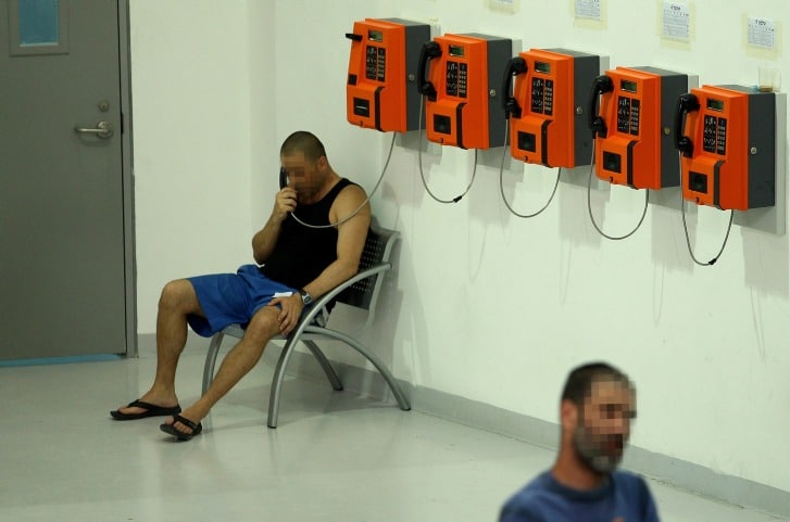 אסירים משוחחים בטלפון