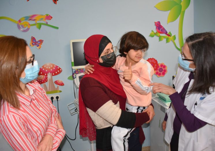 רוסיל, אמה וד"ר בסול אבו עיטה. צילום: המרכז הרפואי פוריה