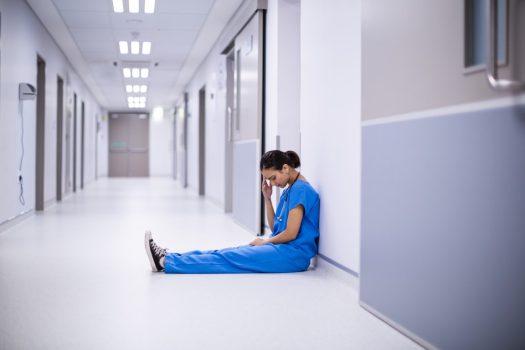 רופאה עייפה במסדרון בית חולים
