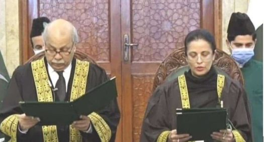 עאיישה מאליק מושבעת כשופטת בית המשפט העליון של פקיסטן על ידי השופט גולזאר אחמד